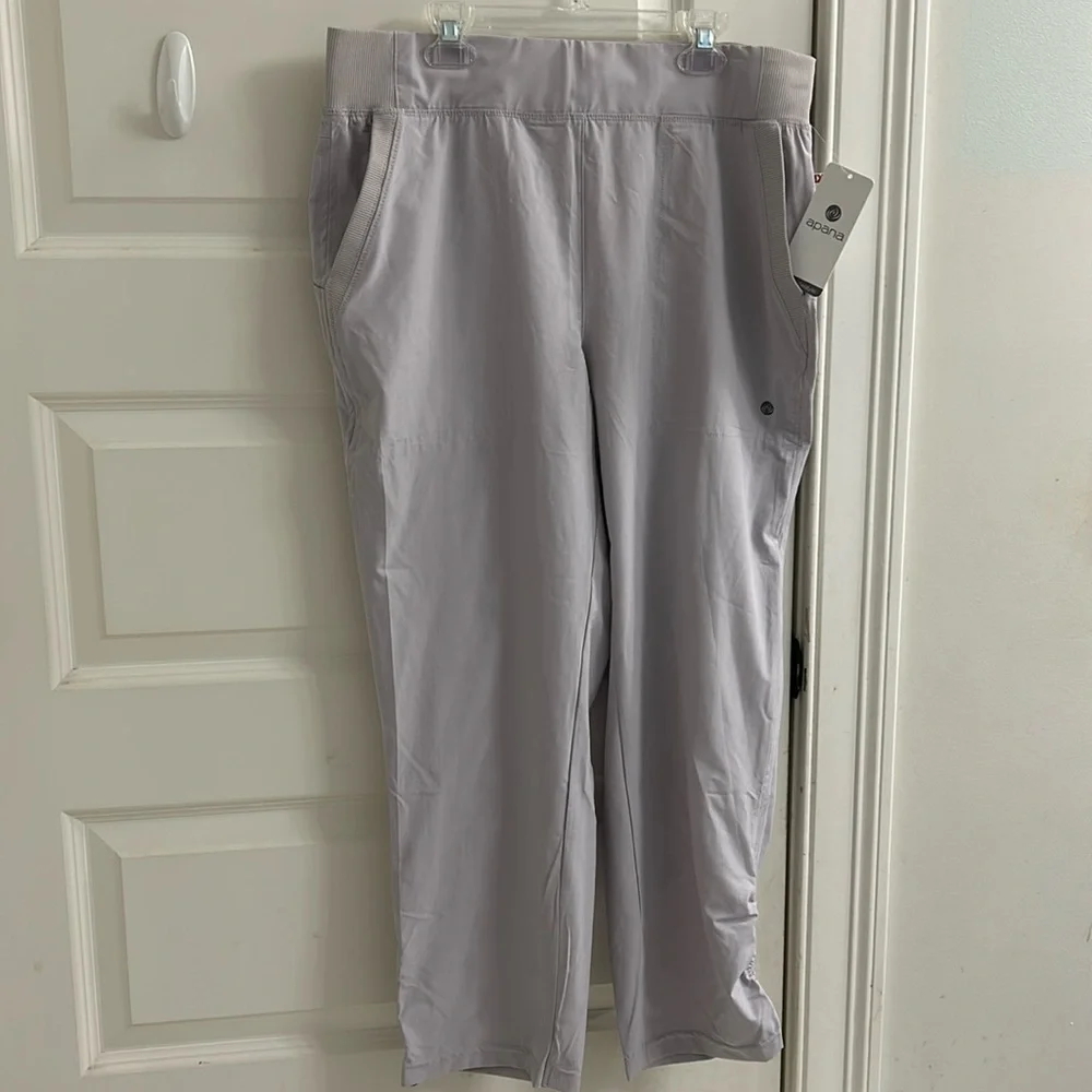 Capris lavender color polyester and spandex - Picture 1 of 6